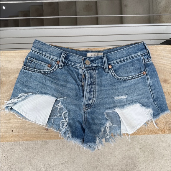 We The Free by Free People Blue Jean Mid-Rise Distressed Frayed Denim Shorts 26 - Picture 3 of 7